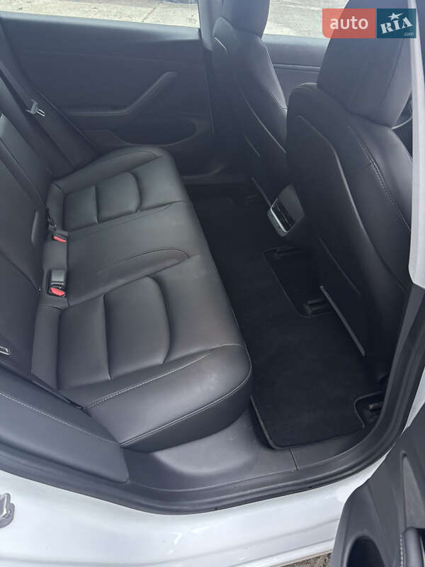 Седан Tesla Model 3 2019 в Львове