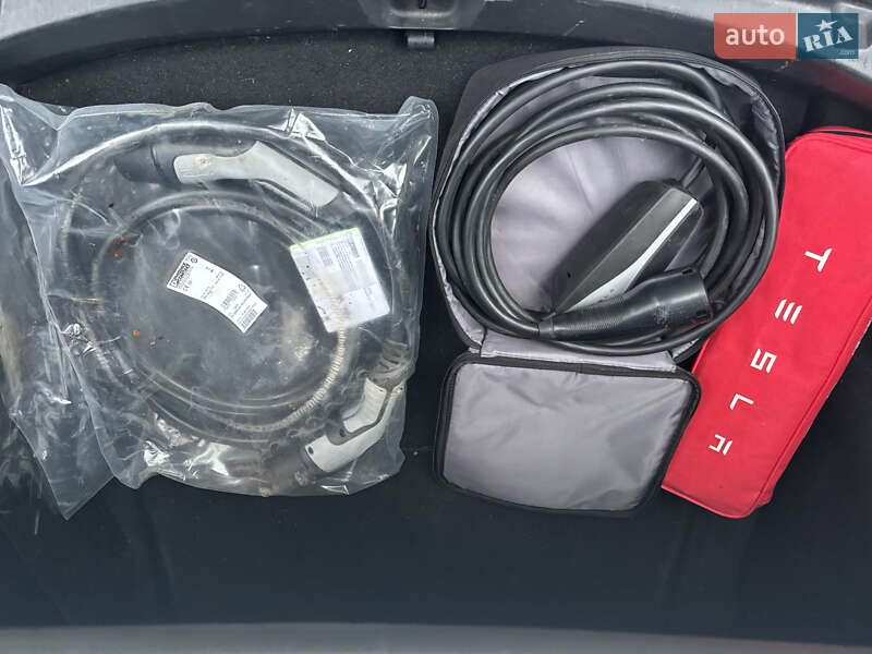 Седан Tesla Model 3 2019 в Львове