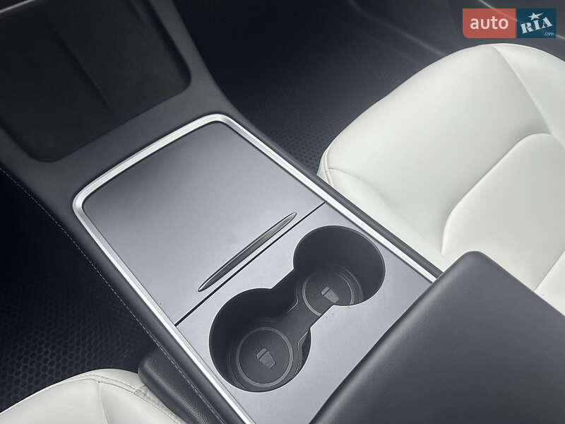 Седан Tesla Model 3 2022 в Киеве