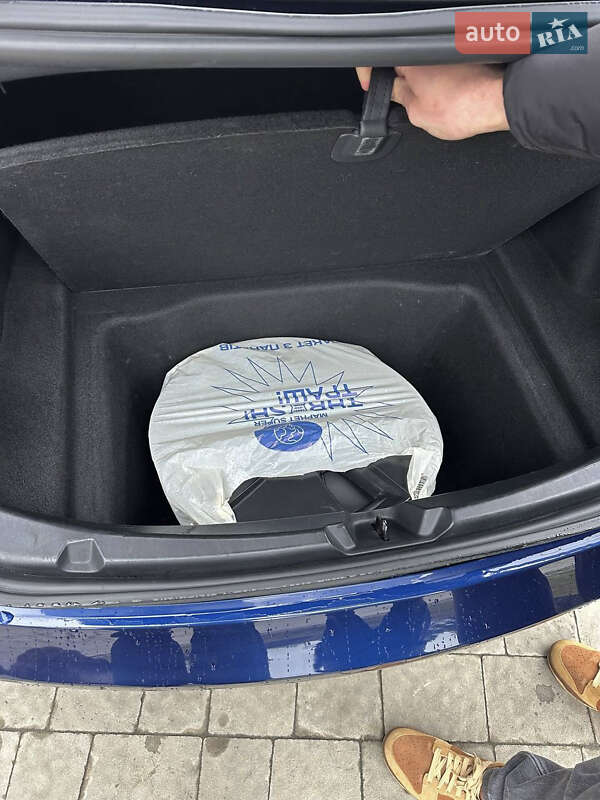 Седан Tesla Model 3 2021 в Львові