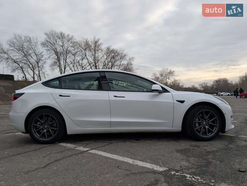 Седан Tesla Model 3 2022 в Киеве
