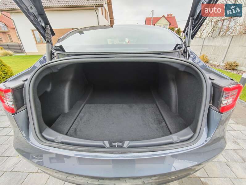 Седан Tesla Model 3 2023 в Львове