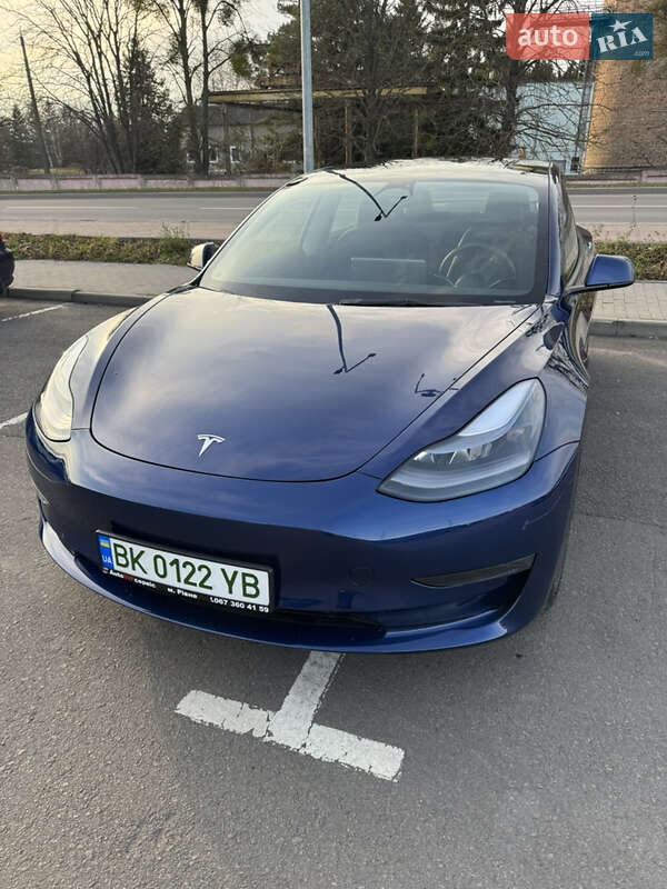Седан Tesla Model 3 2022 в Ровно