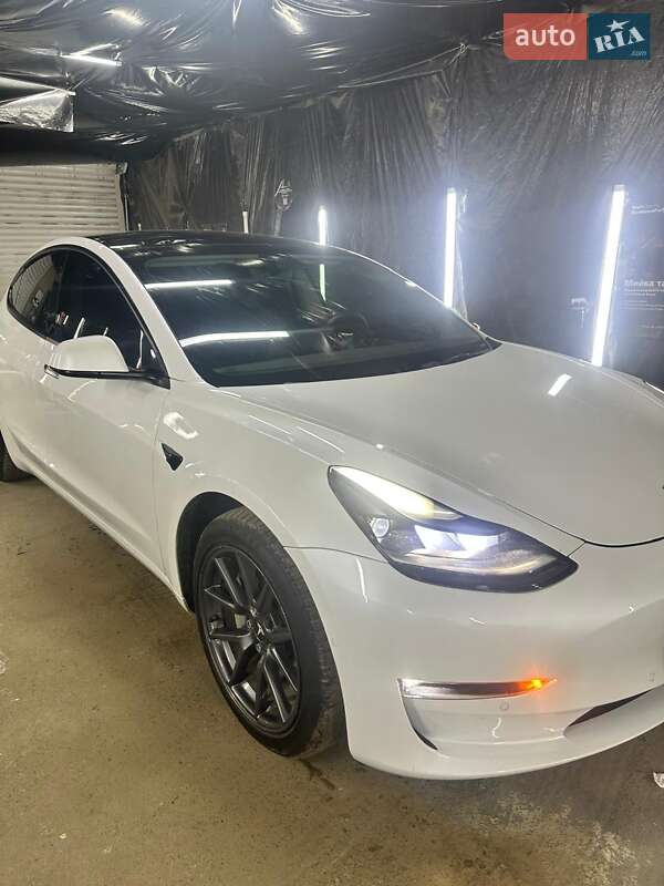 Седан Tesla Model 3 2022 в Львове