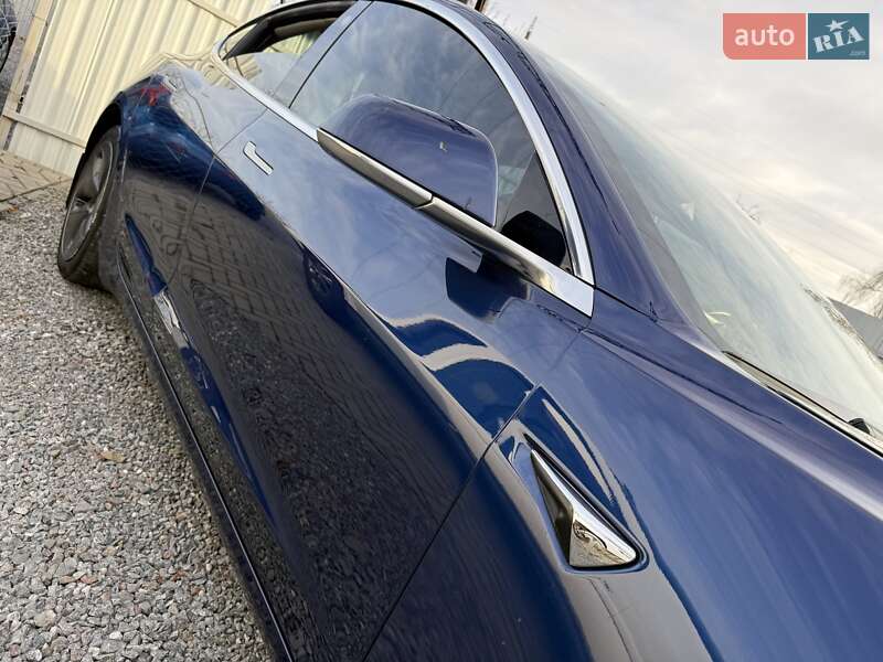 Седан Tesla Model 3 2019 в Дрогобичі