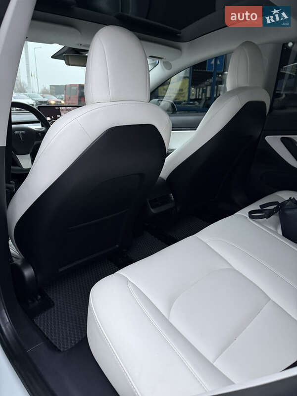 Седан Tesla Model 3 2020 в Львові