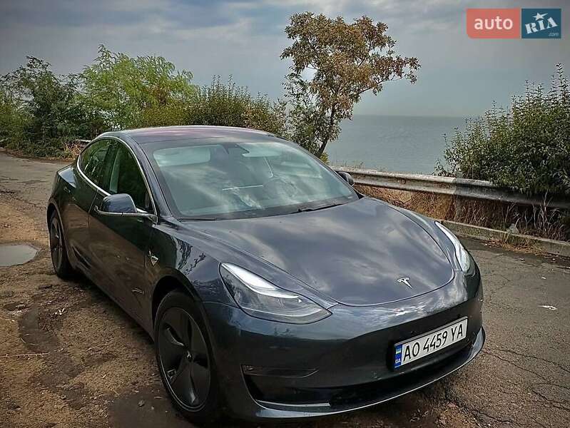 Седан Tesla Model 3 2018 в Львове