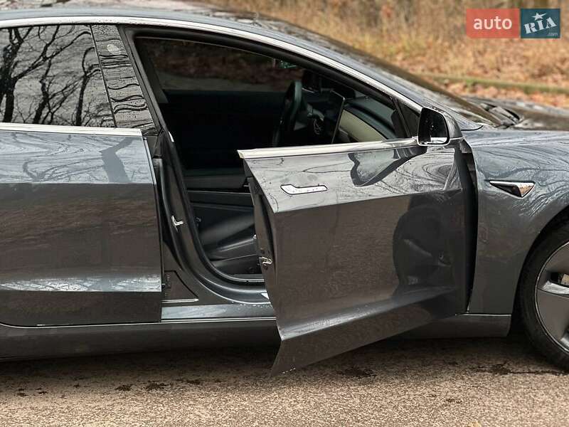Седан Tesla Model 3 2018 в Львове
