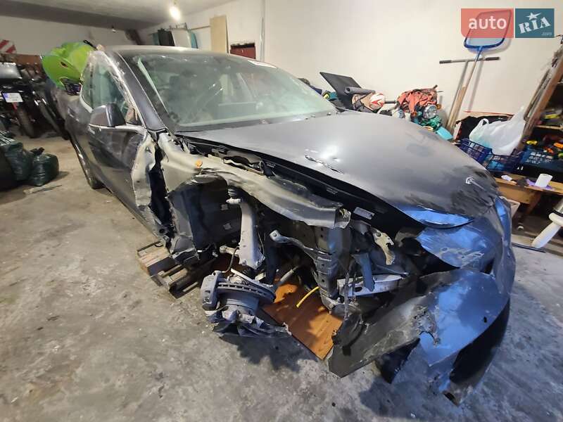 Седан Tesla Model 3 2019 в Львове