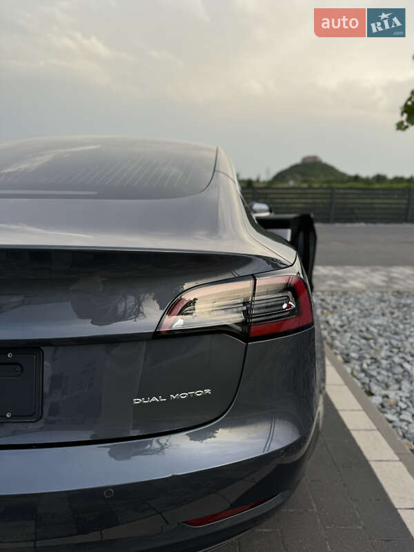 Седан Tesla Model 3 2020 в Мукачево