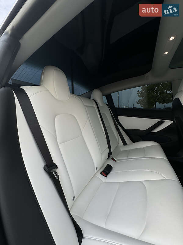 Седан Tesla Model 3 2020 в Мукачево