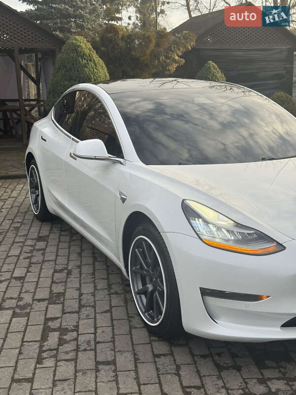 Седан Tesla Model 3 2020 в Львове