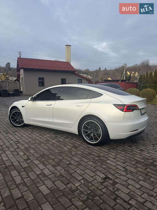 Седан Tesla Model 3 2020 в Львове