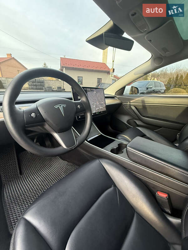 Седан Tesla Model 3 2020 в Львове