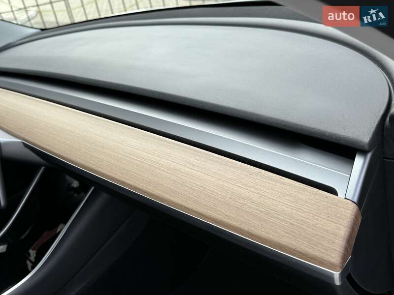 Седан Tesla Model 3 2019 в Дніпрі