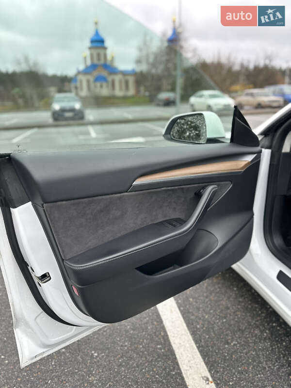 Седан Tesla Model 3 2022 в Киеве