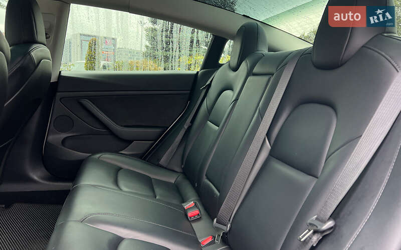 Седан Tesla Model 3 2022 в Львове