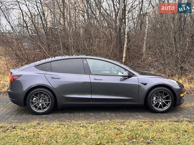 Седан Tesla Model 3 2023 в Львове
