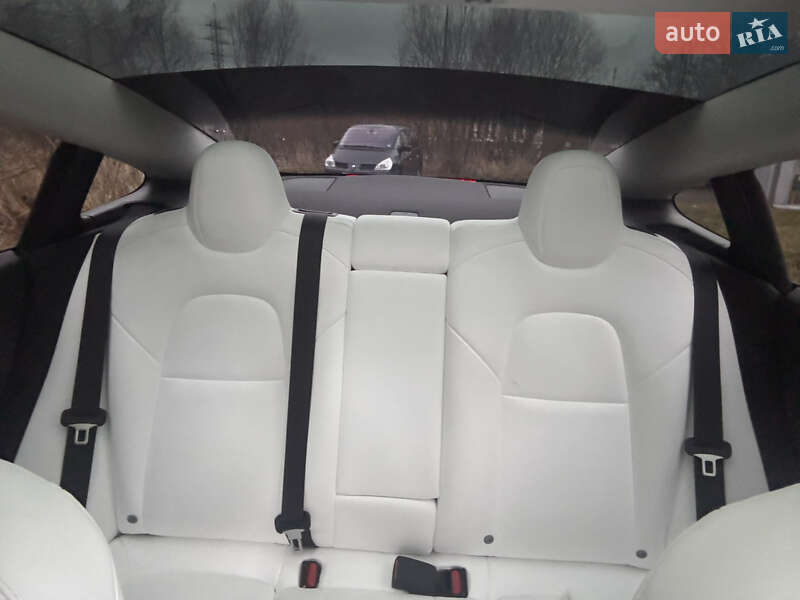 Седан Tesla Model 3 2023 в Львове