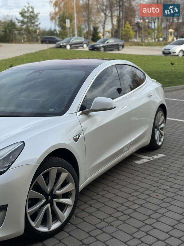 Седан Tesla Model 3 2018 в Шептицькому