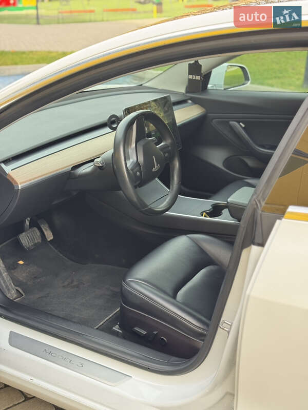 Седан Tesla Model 3 2018 в Шептицькому