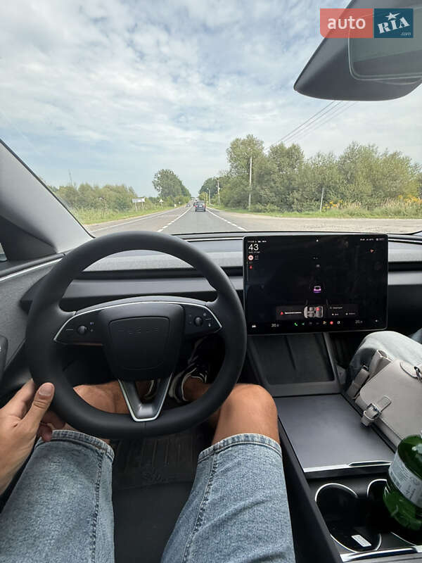 Седан Tesla Model 3 2024 в Городке