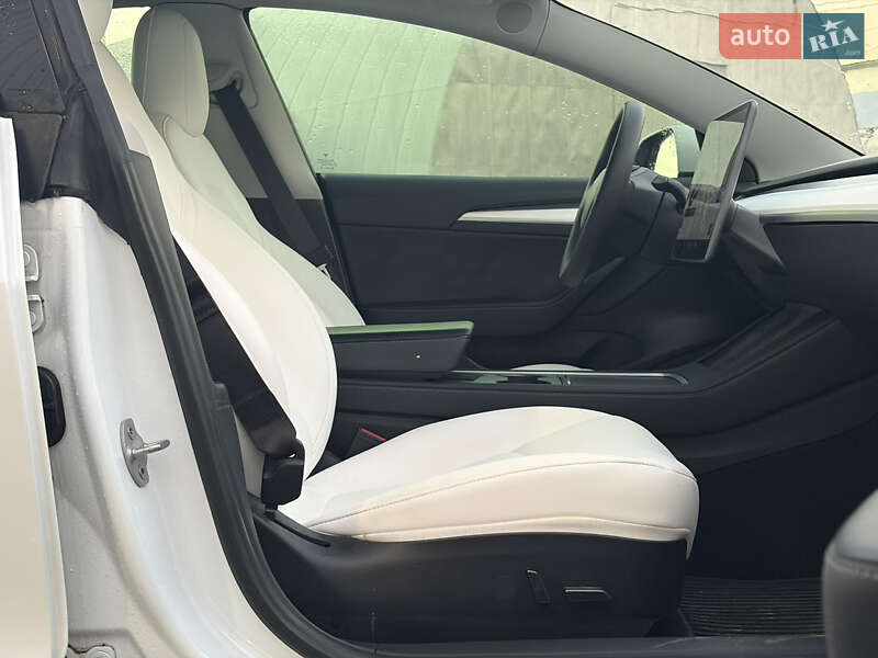 Седан Tesla Model 3 2021 в Львове