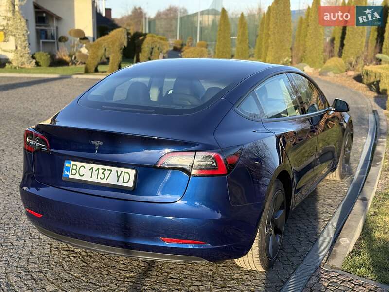 Седан Tesla Model 3 2023 в Львове