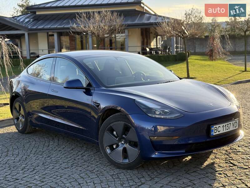 Седан Tesla Model 3 2023 в Львове