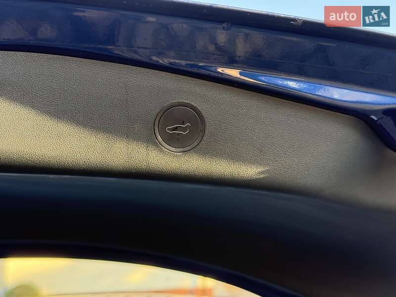 Седан Tesla Model 3 2023 в Львове