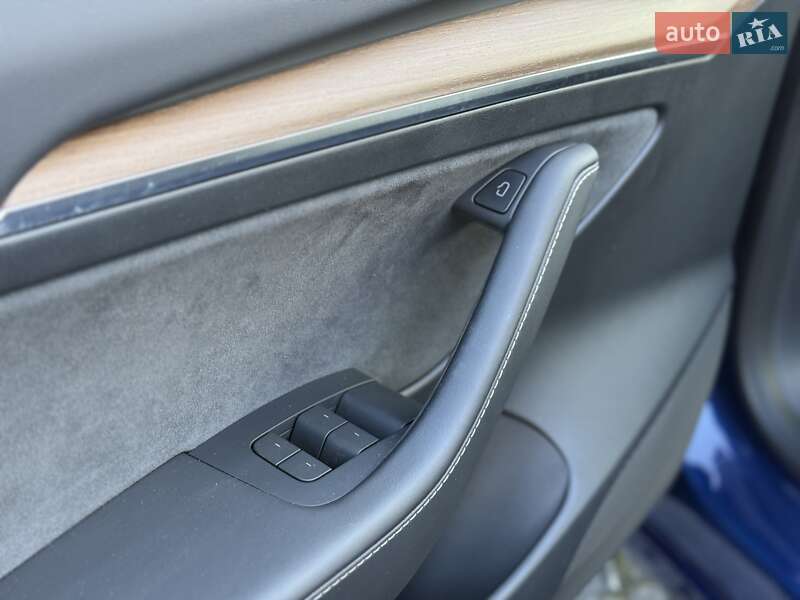 Седан Tesla Model 3 2023 в Львове