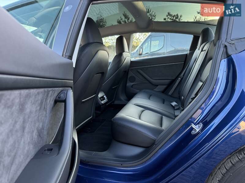 Седан Tesla Model 3 2023 в Львове
