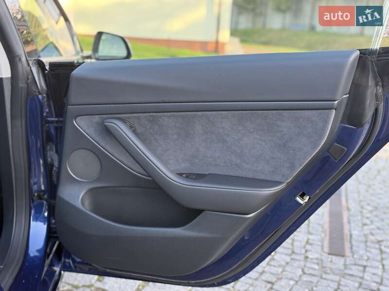 Седан Tesla Model 3 2023 в Львове