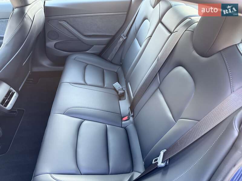 Седан Tesla Model 3 2023 в Львове