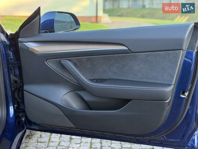 Седан Tesla Model 3 2023 в Львове