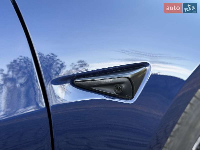 Седан Tesla Model 3 2023 в Львове