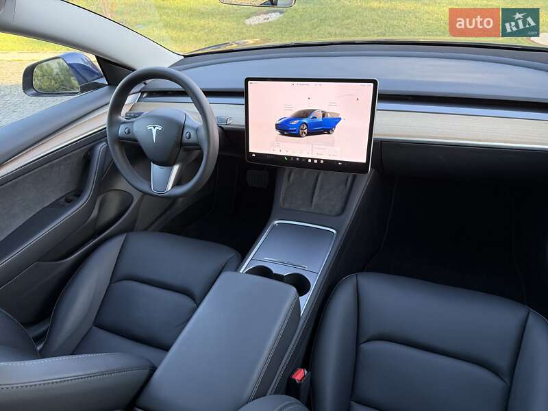 Седан Tesla Model 3 2023 в Львове