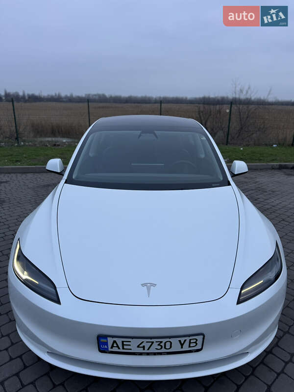 Седан Tesla Model 3 2024 в Дніпрі