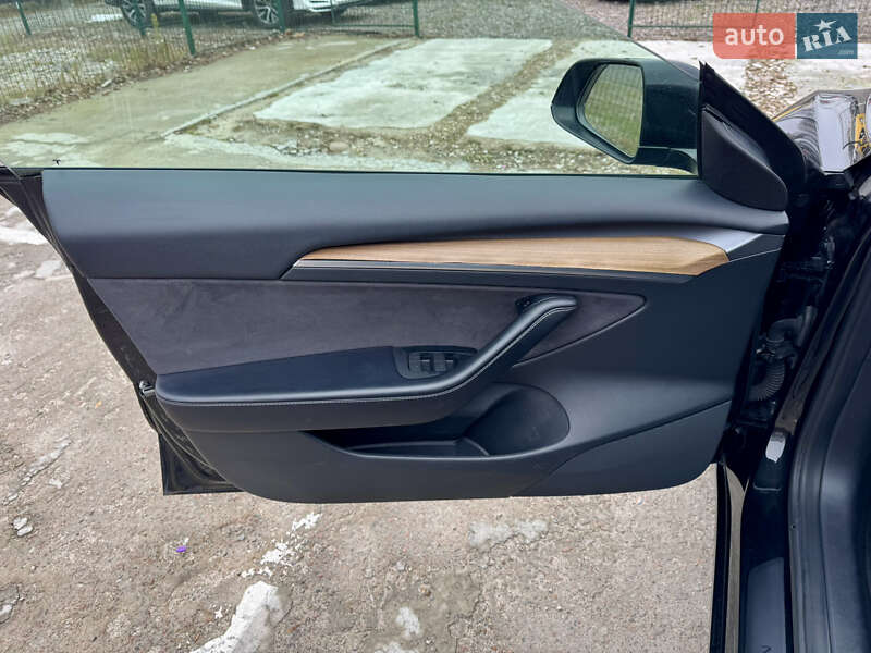 Седан Tesla Model 3 2022 в Киеве