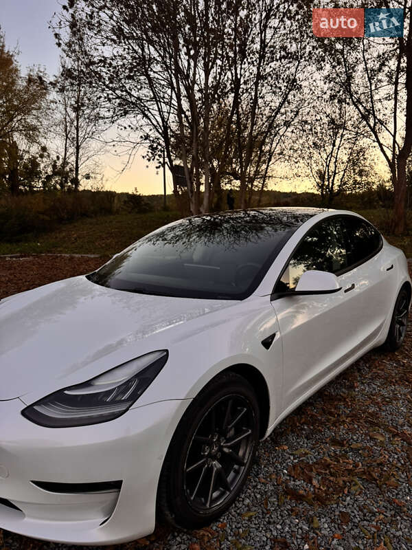 Седан Tesla Model 3 2020 в Львове