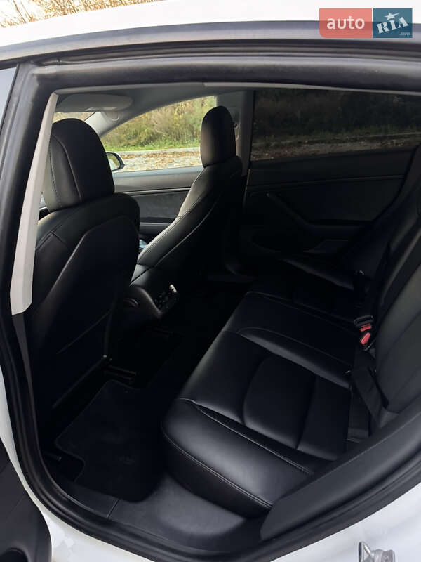 Седан Tesla Model 3 2020 в Львове