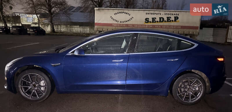 Седан Tesla Model 3 2018 в Ровно