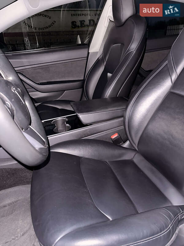 Седан Tesla Model 3 2018 в Ровно