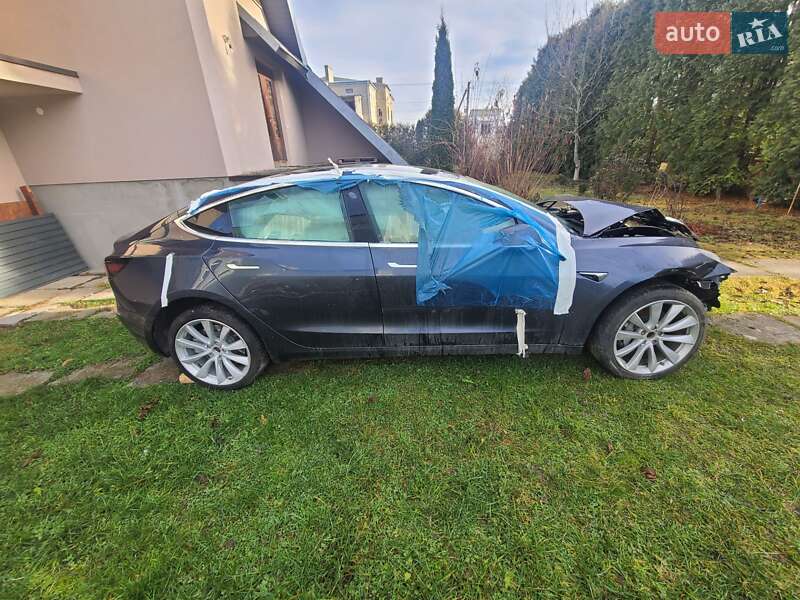 Седан Tesla Model 3 2019 в Львове