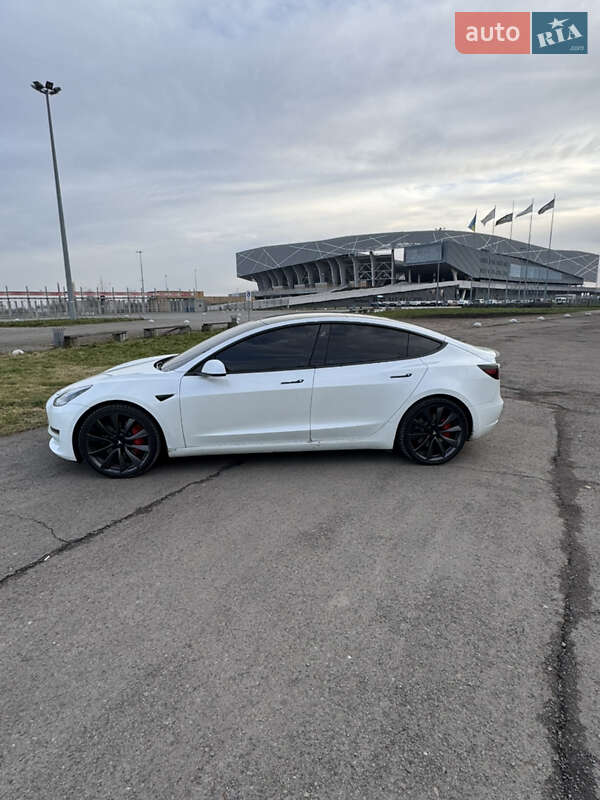 Седан Tesla Model 3 2020 в Львове