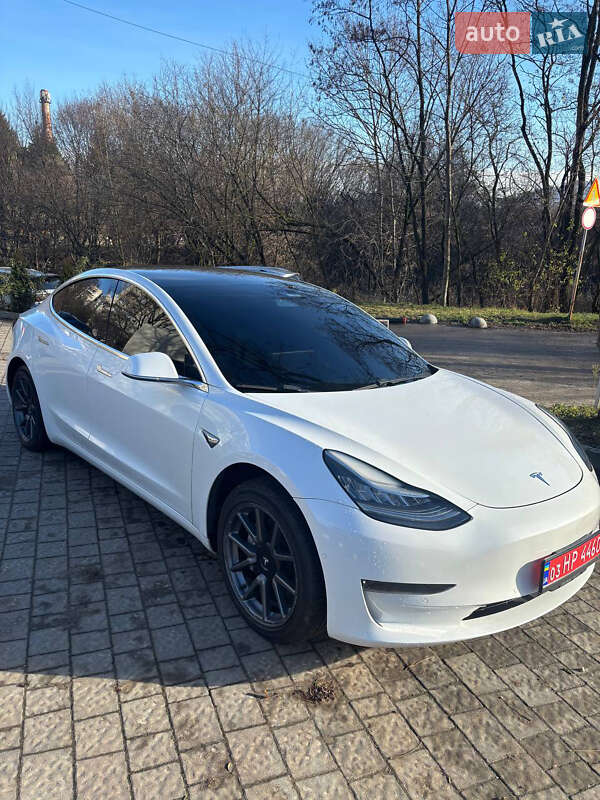 Седан Tesla Model 3 2020 в Львове