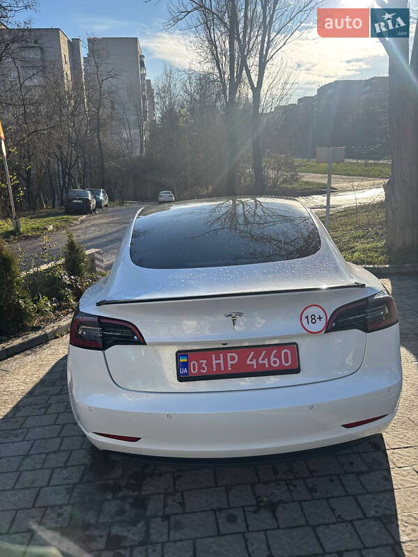 Седан Tesla Model 3 2020 в Львове