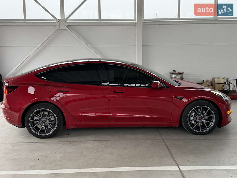 Седан Tesla Model 3 2022 в Ильинцах
