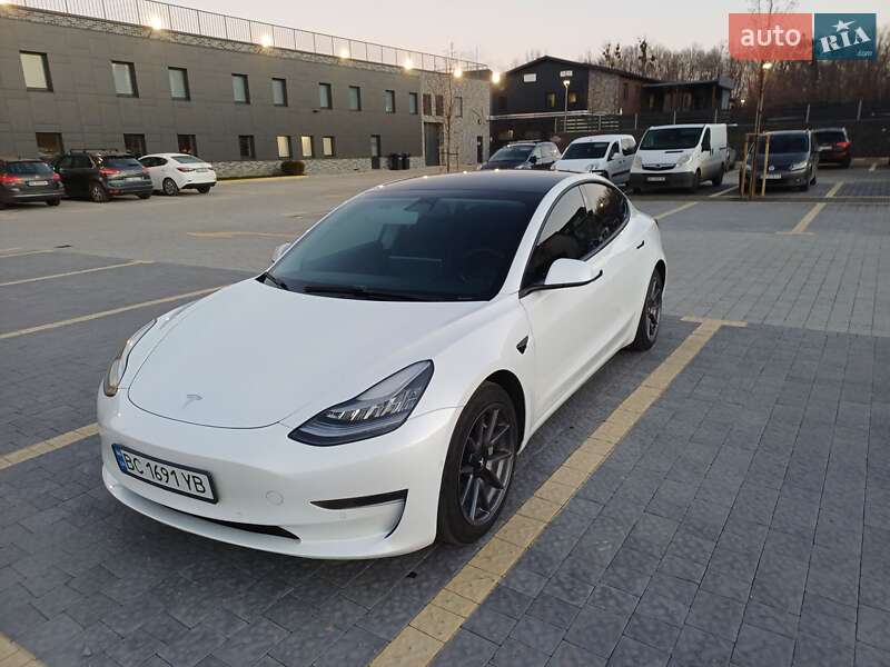 Седан Tesla Model 3 2021 в Львове