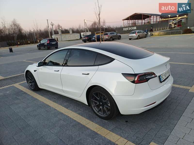 Седан Tesla Model 3 2021 в Львове